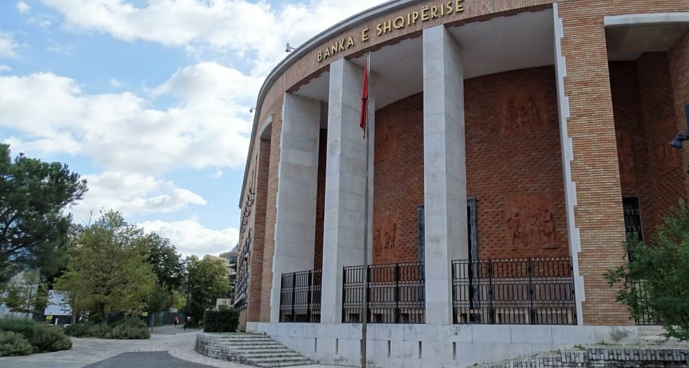 Forcimi i lekut tkurr dhe fitimet e Bankes se Shqiperise
